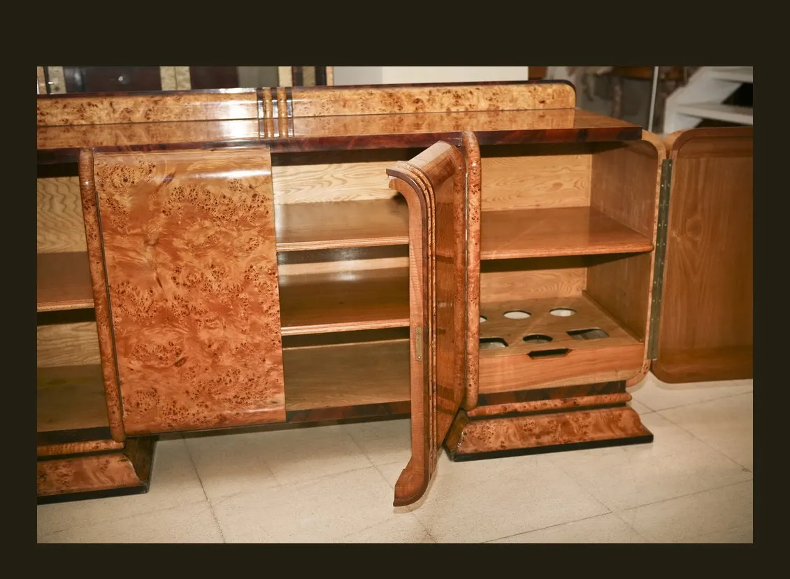 credenza antica con scaffali e decorazioni eleganti
