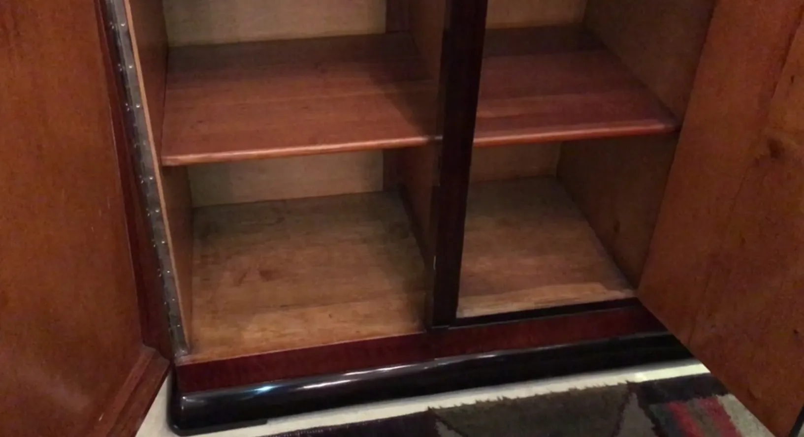 aparador antigo estilo clássico com compartimentos vazios no interior