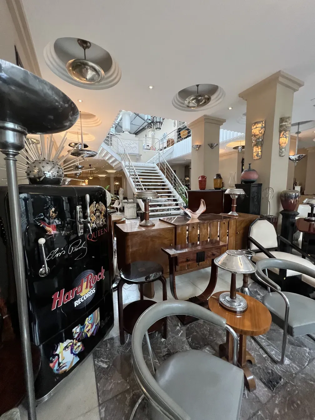 aparador antigo com detalhes clássicos em um ambiente elegante