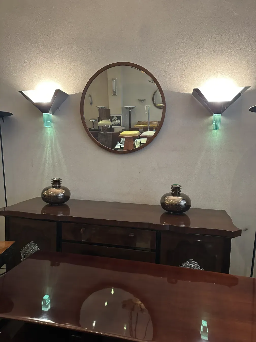 credenza antica con finiture lucide e specchio rotondo