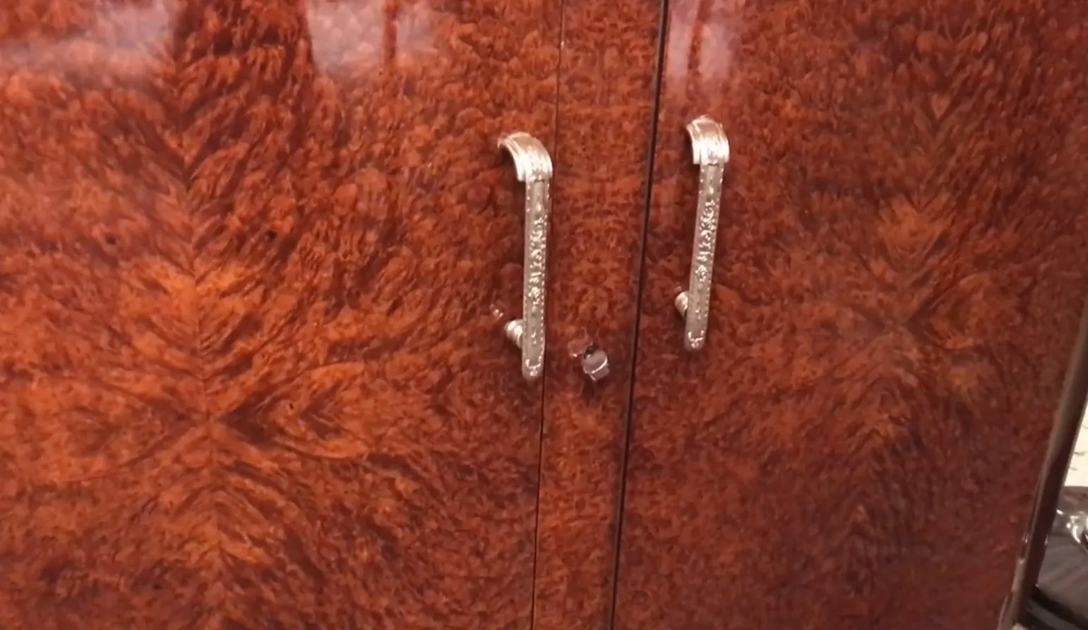 vaisselier ancien avec des portes ornées et une serrure