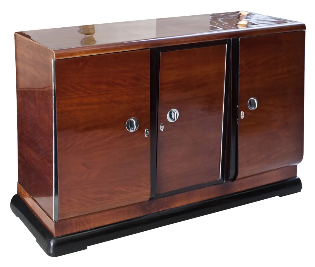 Credenza antica con tre porte e design elegante.