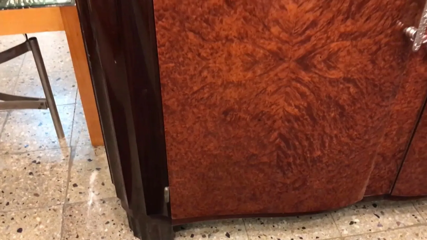 Credenza antica con design classico, decorata ed elegante.