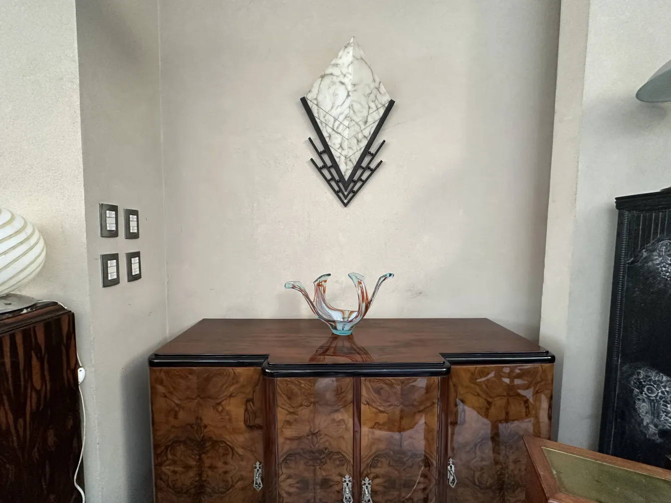 Antike Anrichte mit wunderschönem Frontdesign und einer dekorativen Vase oben.