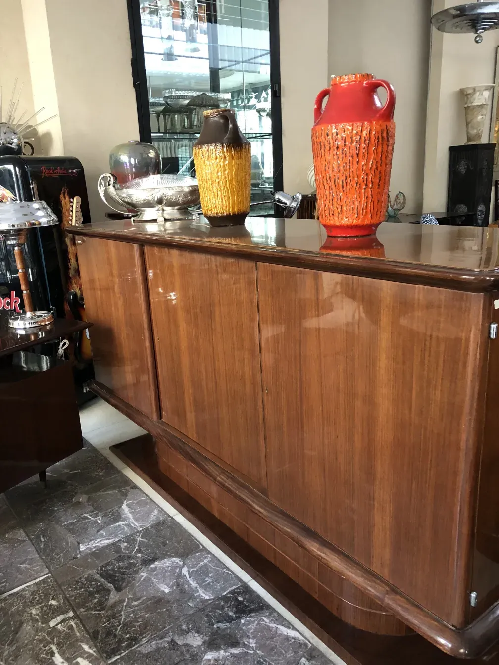 Credenza antica con vasi in ceramica colorati sopra