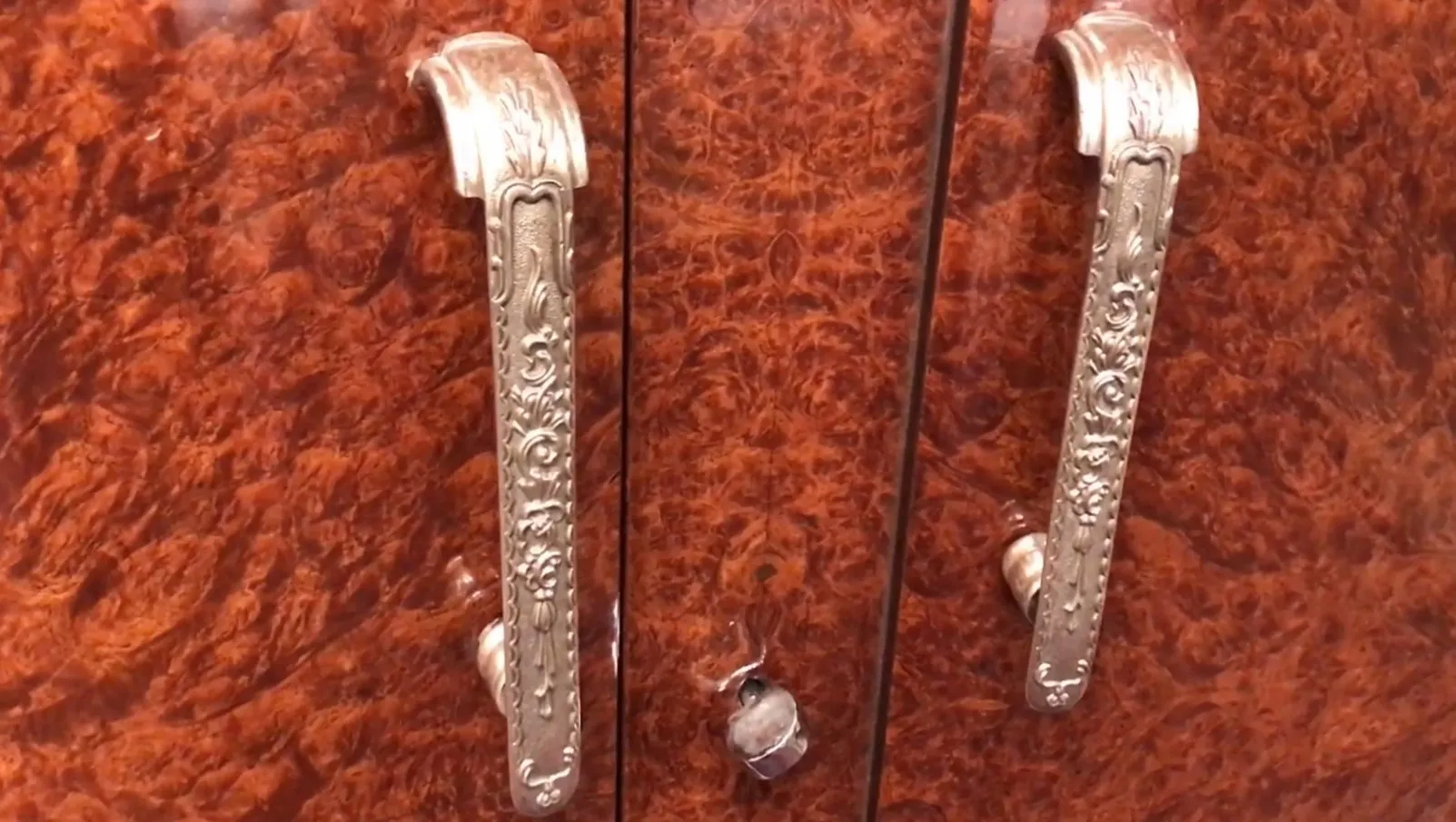 Credenza antica con maniglie ornate e finitura lucida