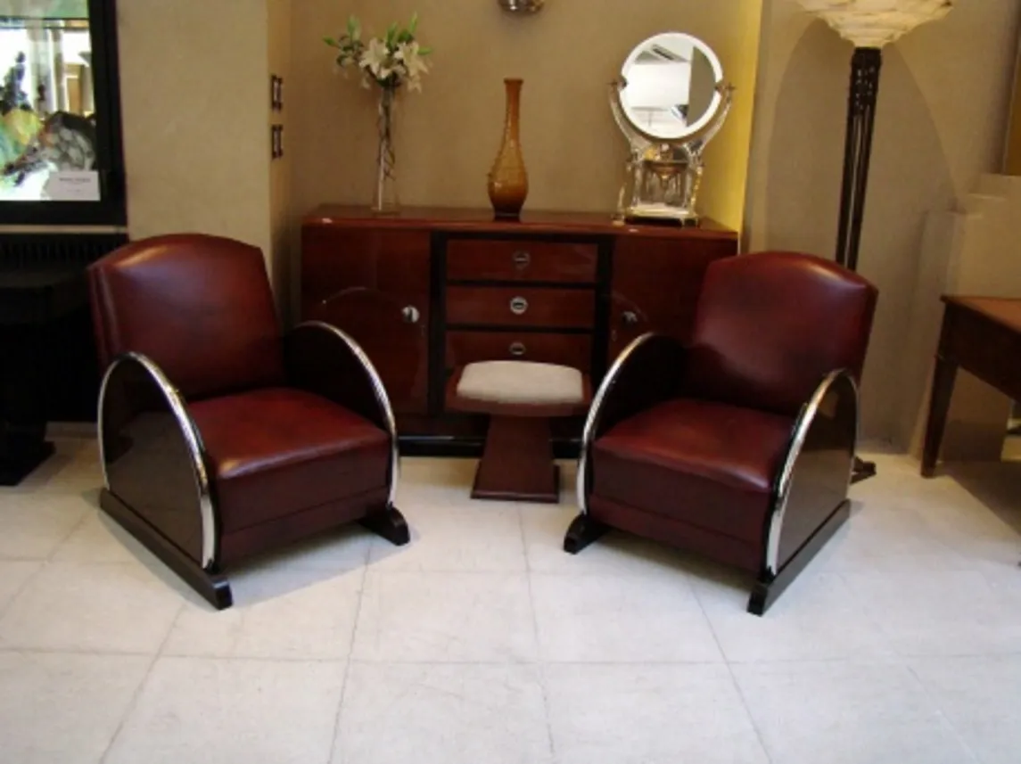 Vaisselier antique dans un décor avec des chaises. Une pièce élégante.