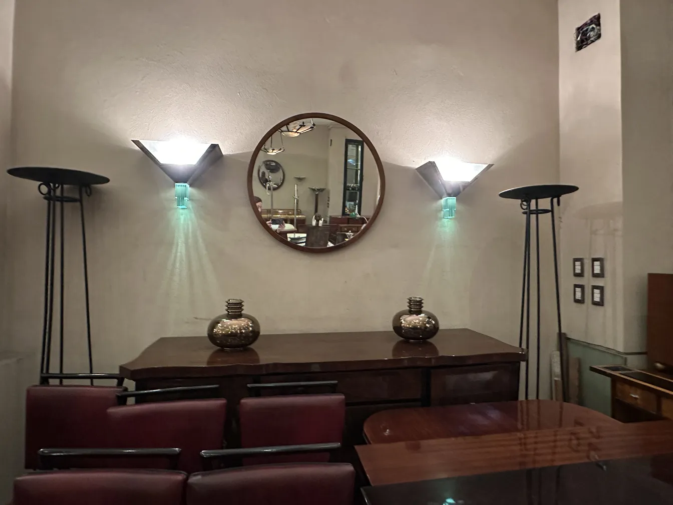 aparador antiguo con decoración elegante y lámparas