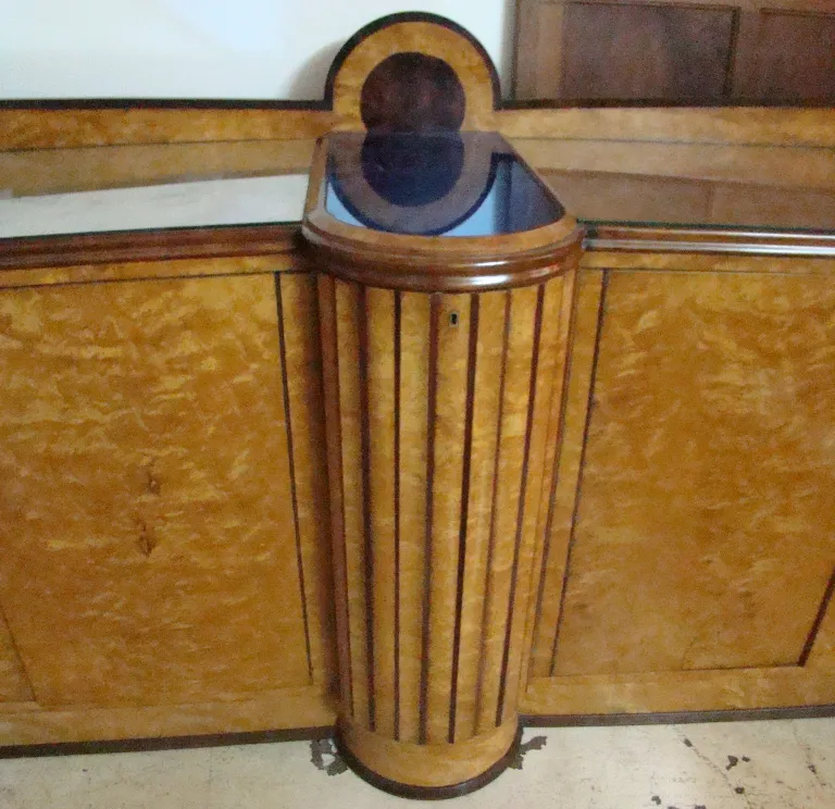 Vaisselier antique avec un design élégant et des tons clairs, situé dans un environnement classique.