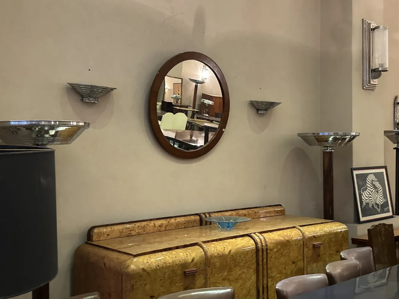 vaisselier ancien décoratif avec miroir, dans un cadre élégant