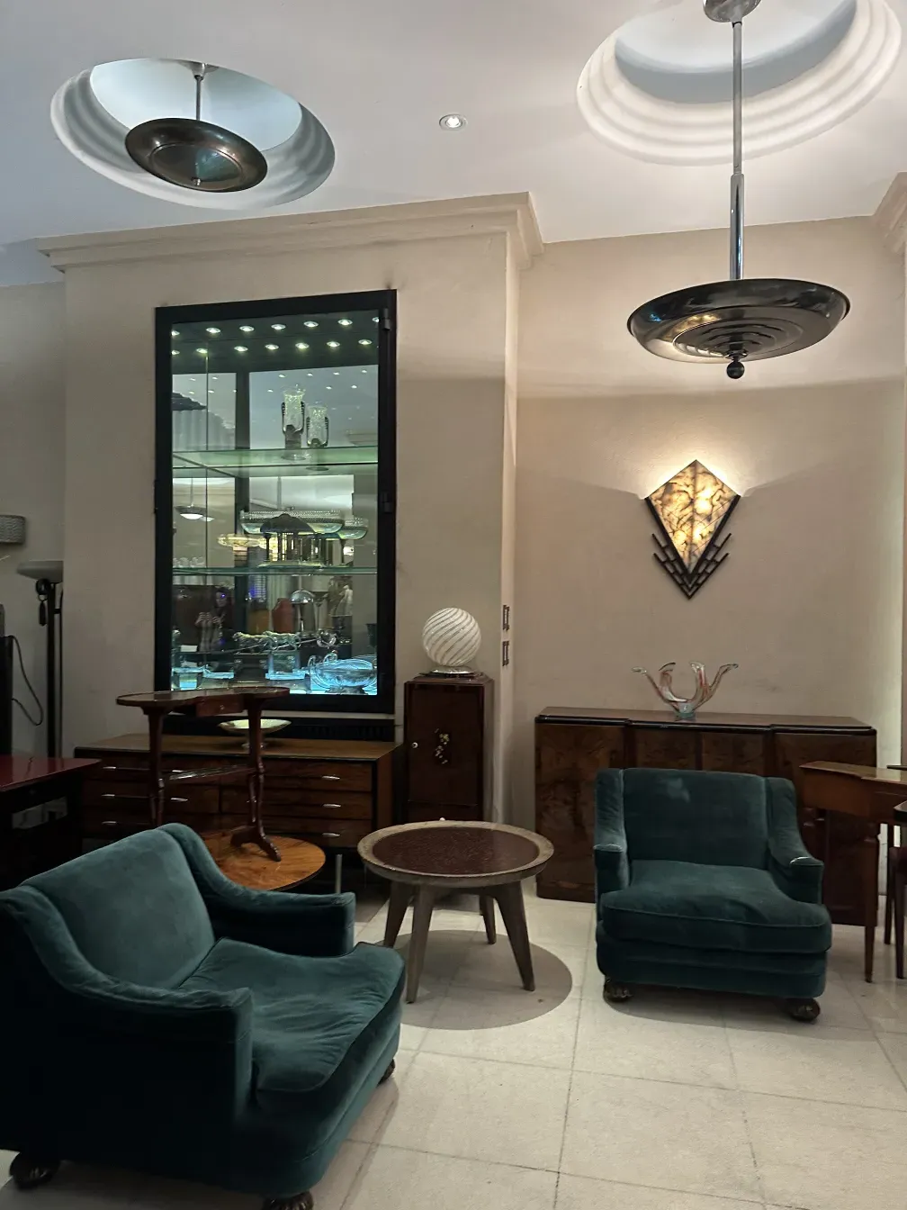 Credenza antica con decorazione classica in una stanza.