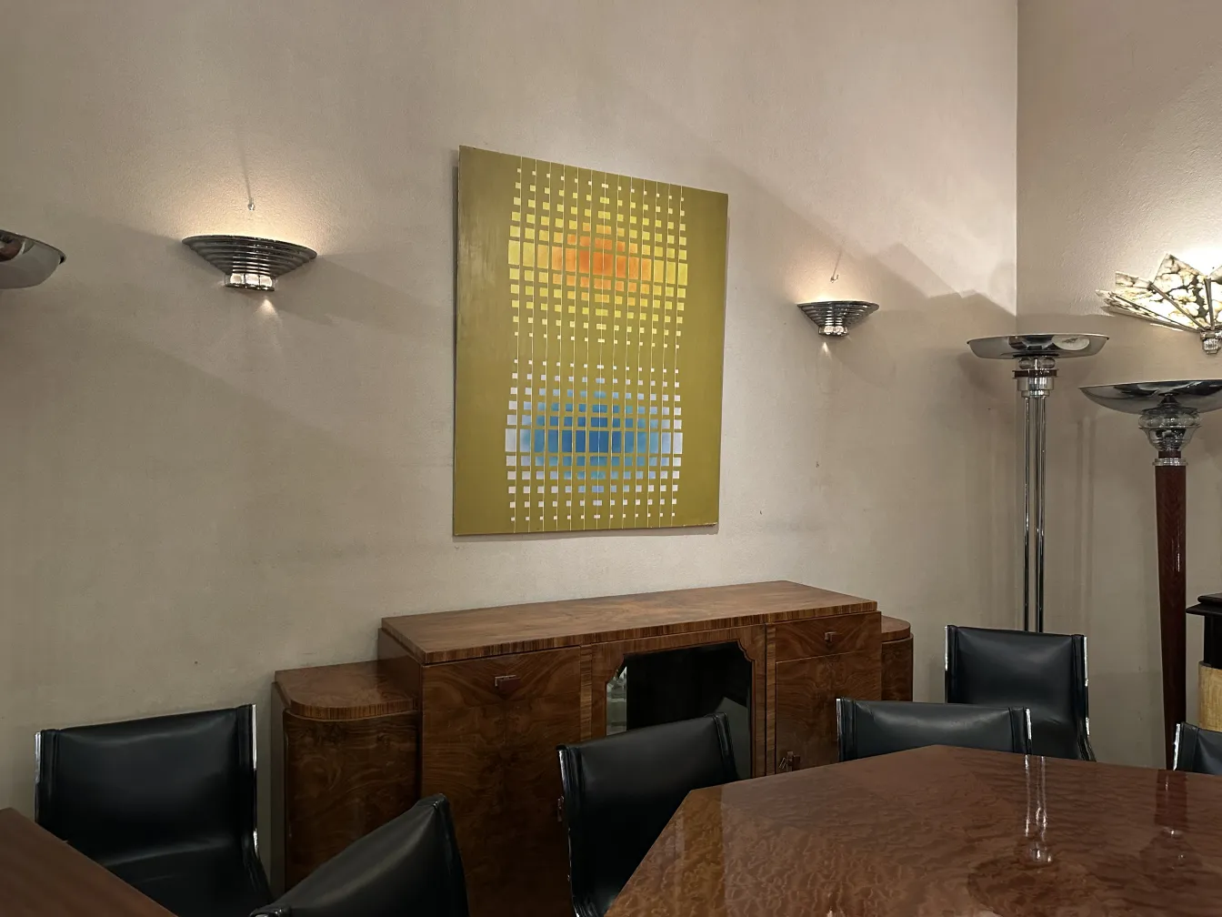 aparador antiguo con diseño micro y ambiente elegante