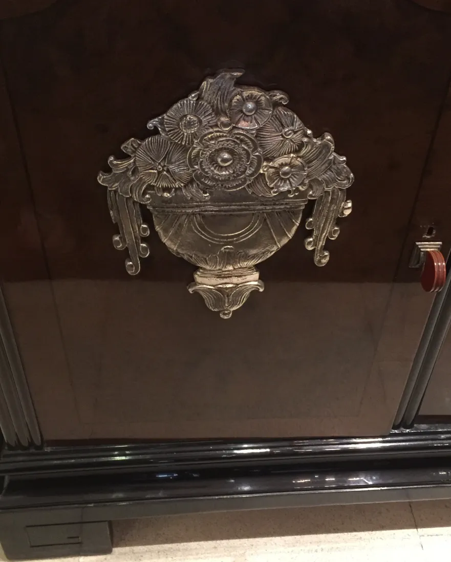 credenza antica con design decorativo sulla porta e ambiente elegante