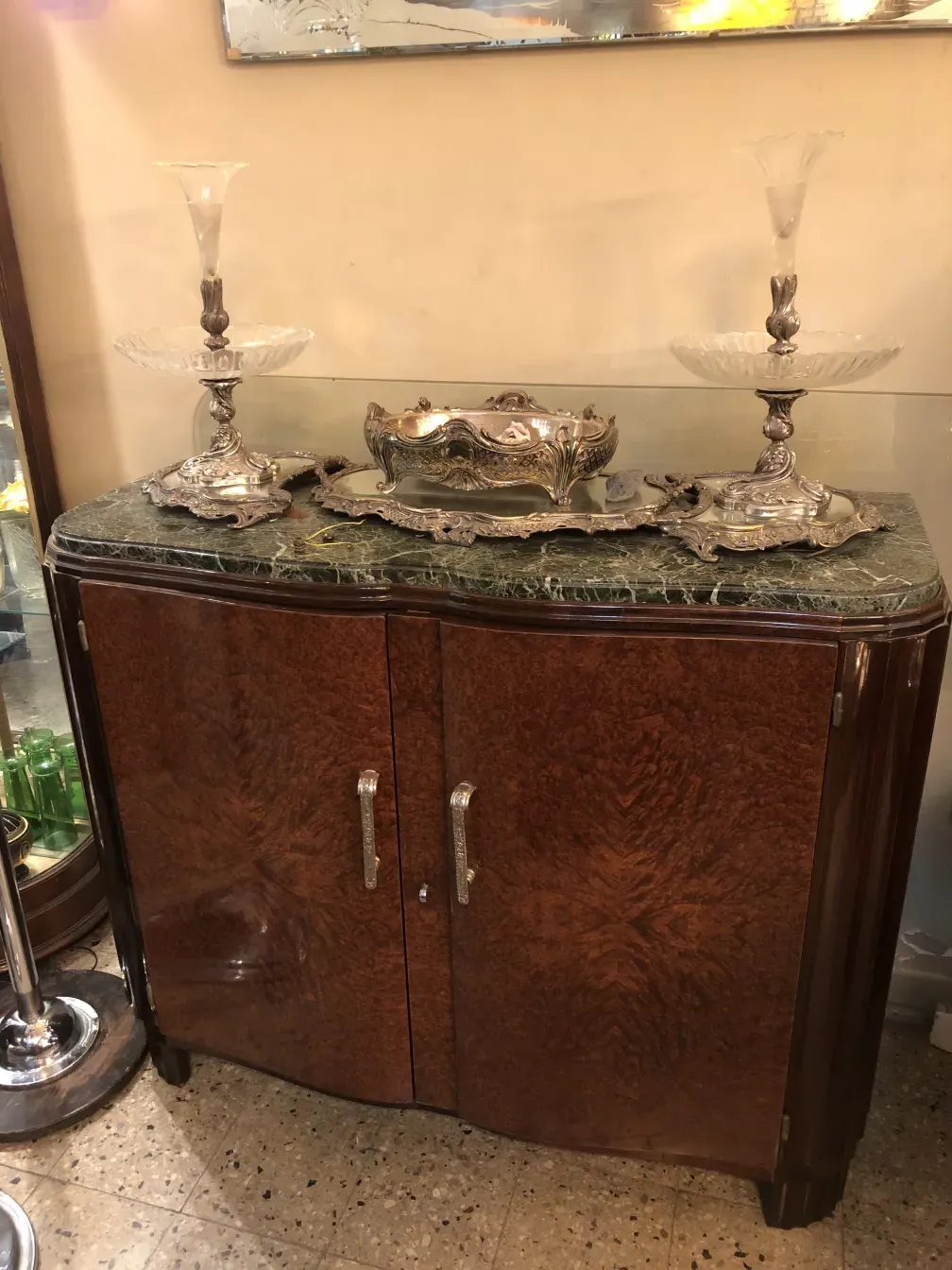 credenza antica con dettagli intricati e decorazione elegante in alto.