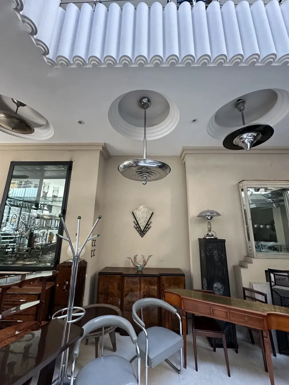 Aparador antigo em um ambiente de sala elegante.