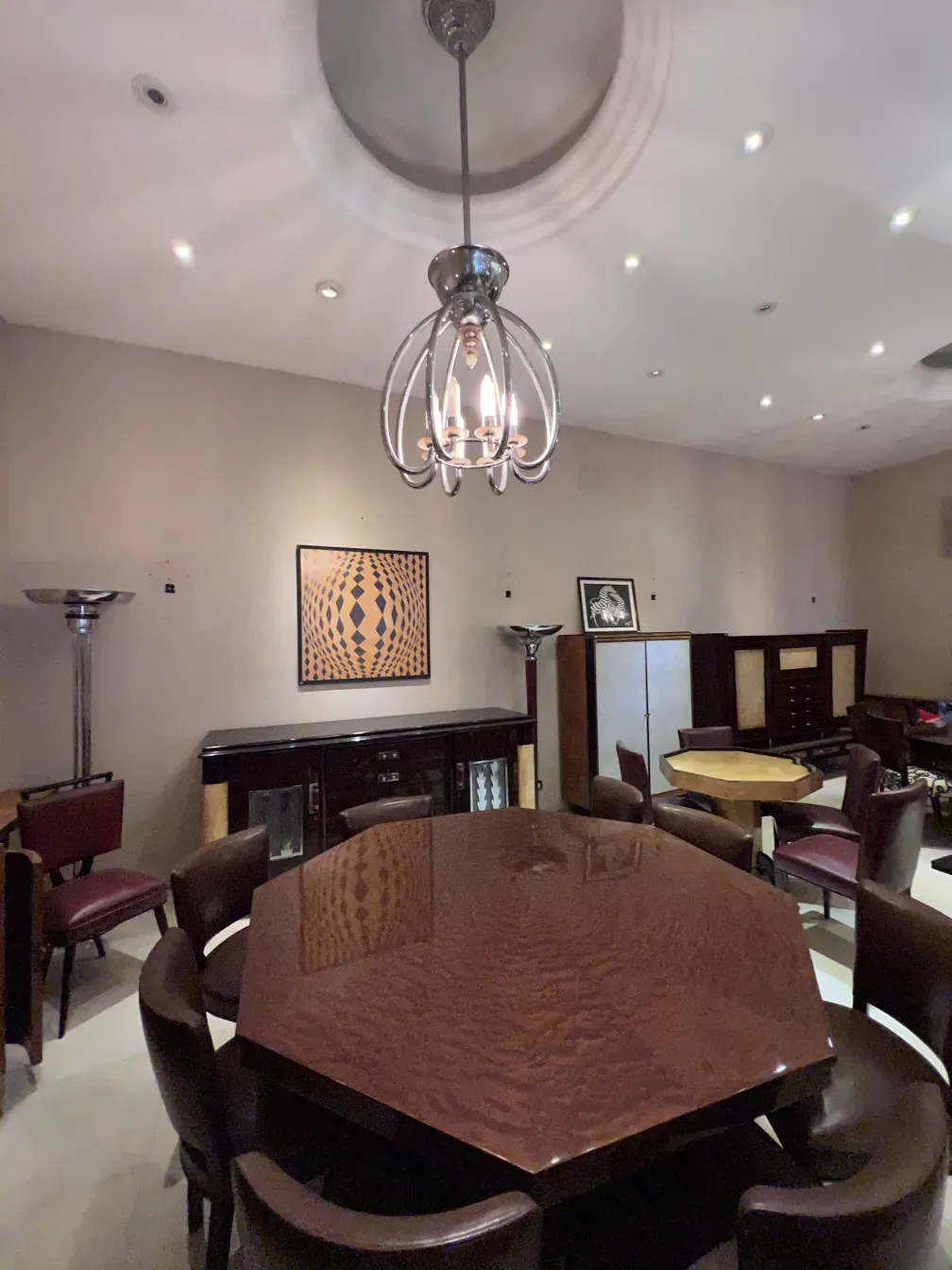 credenza antica con design intricato in un ambiente elegante