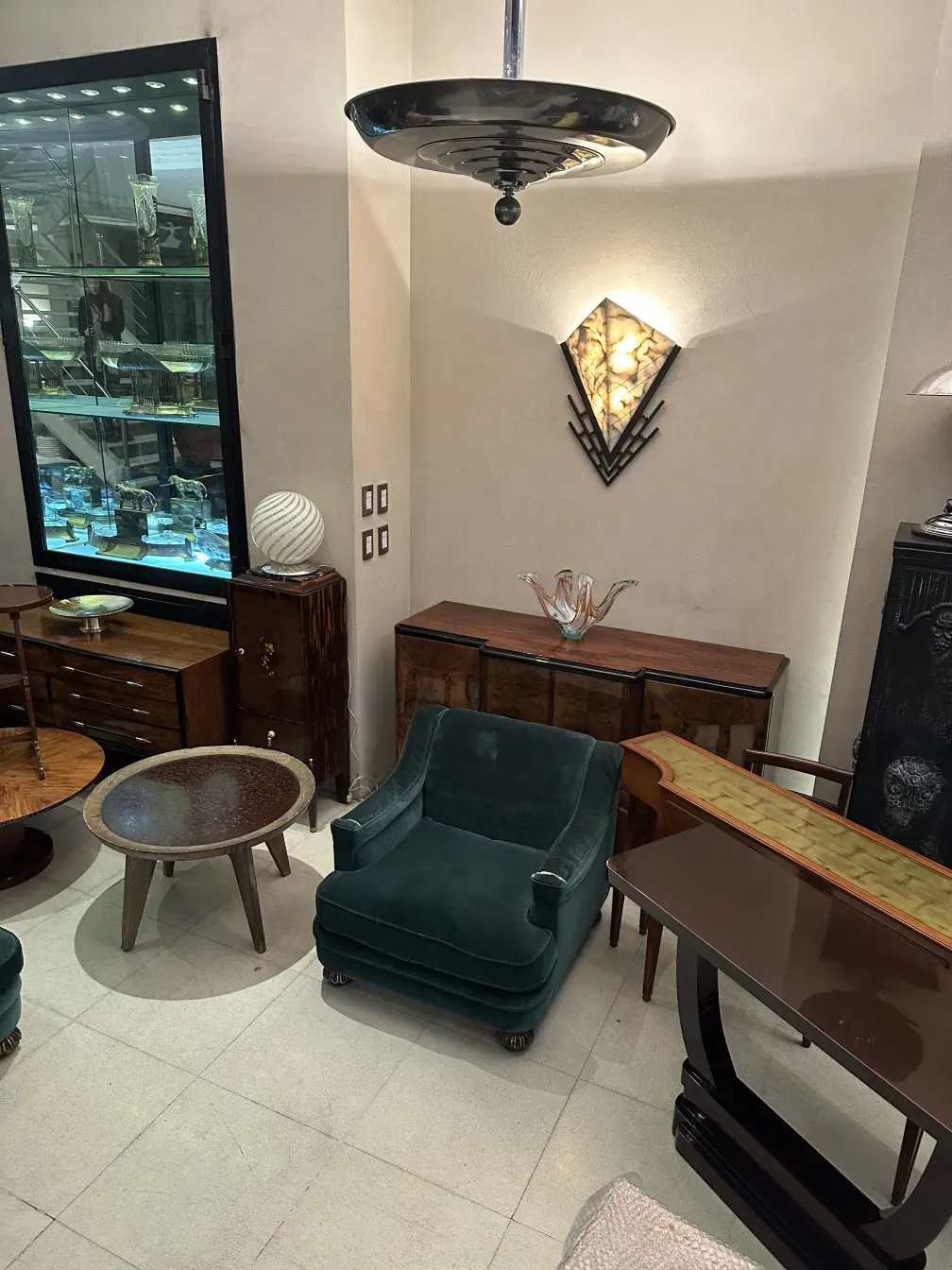 Aparador antigo com detalhes decorativos, perfeito para qualquer ambiente.