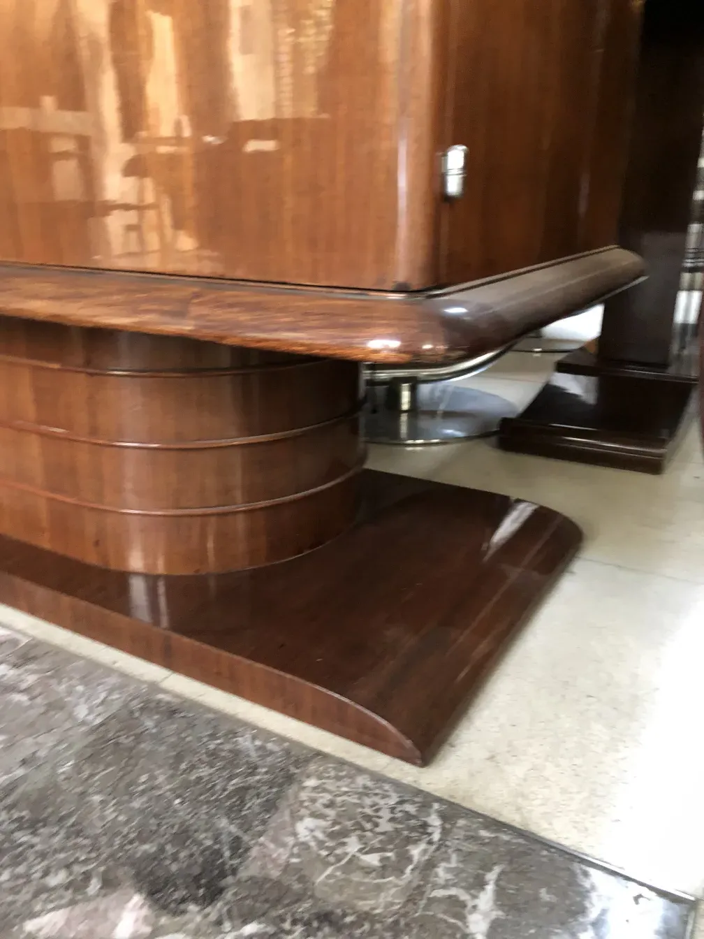 Aparador antigo com detalhes elegantes em um ambiente clássico.