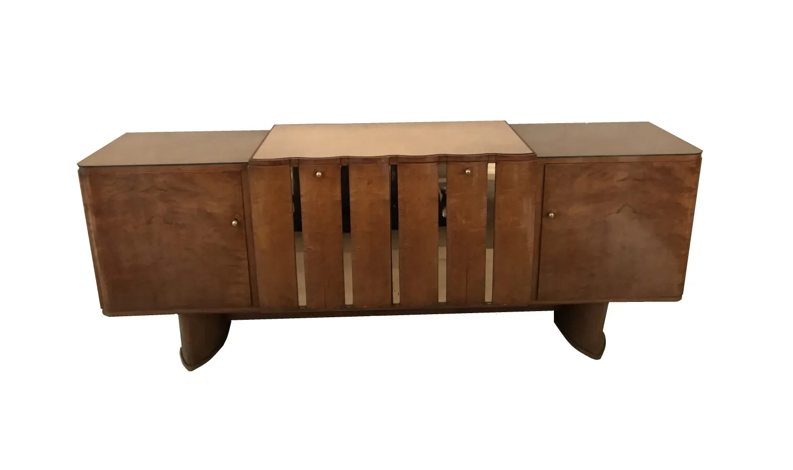 credenza antica con design elegante, porte in vetro e gambe sottili, in un ambiente accogliente.