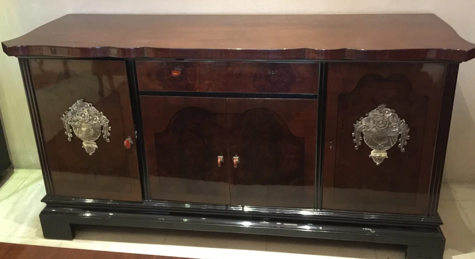 Aparador antiguo con detalles decorativos y elegante diseño, ideal para el ambiente clásico. Puede incluir otros objetos decorativos