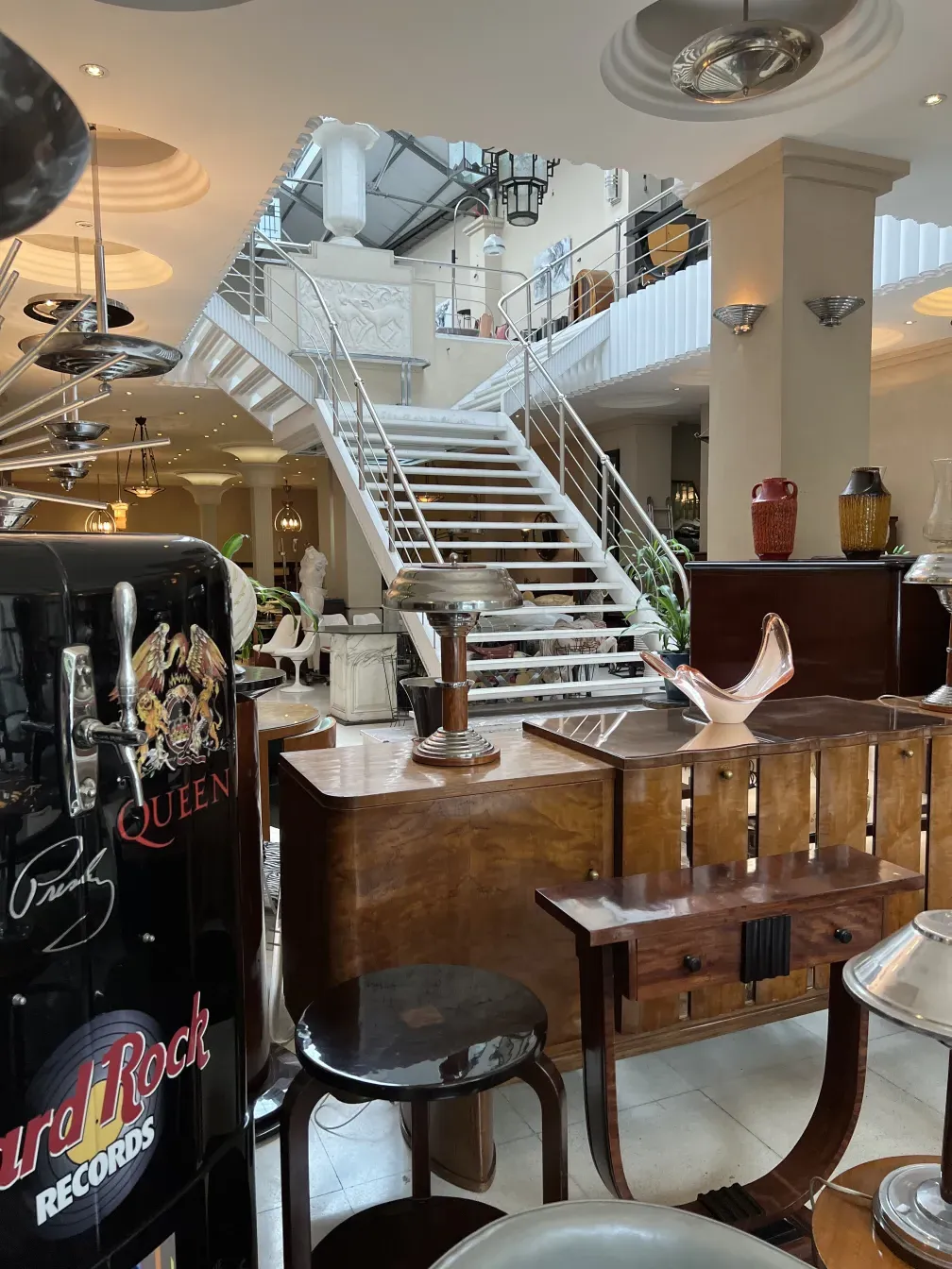 credenza antica in un ambiente elegante con scale