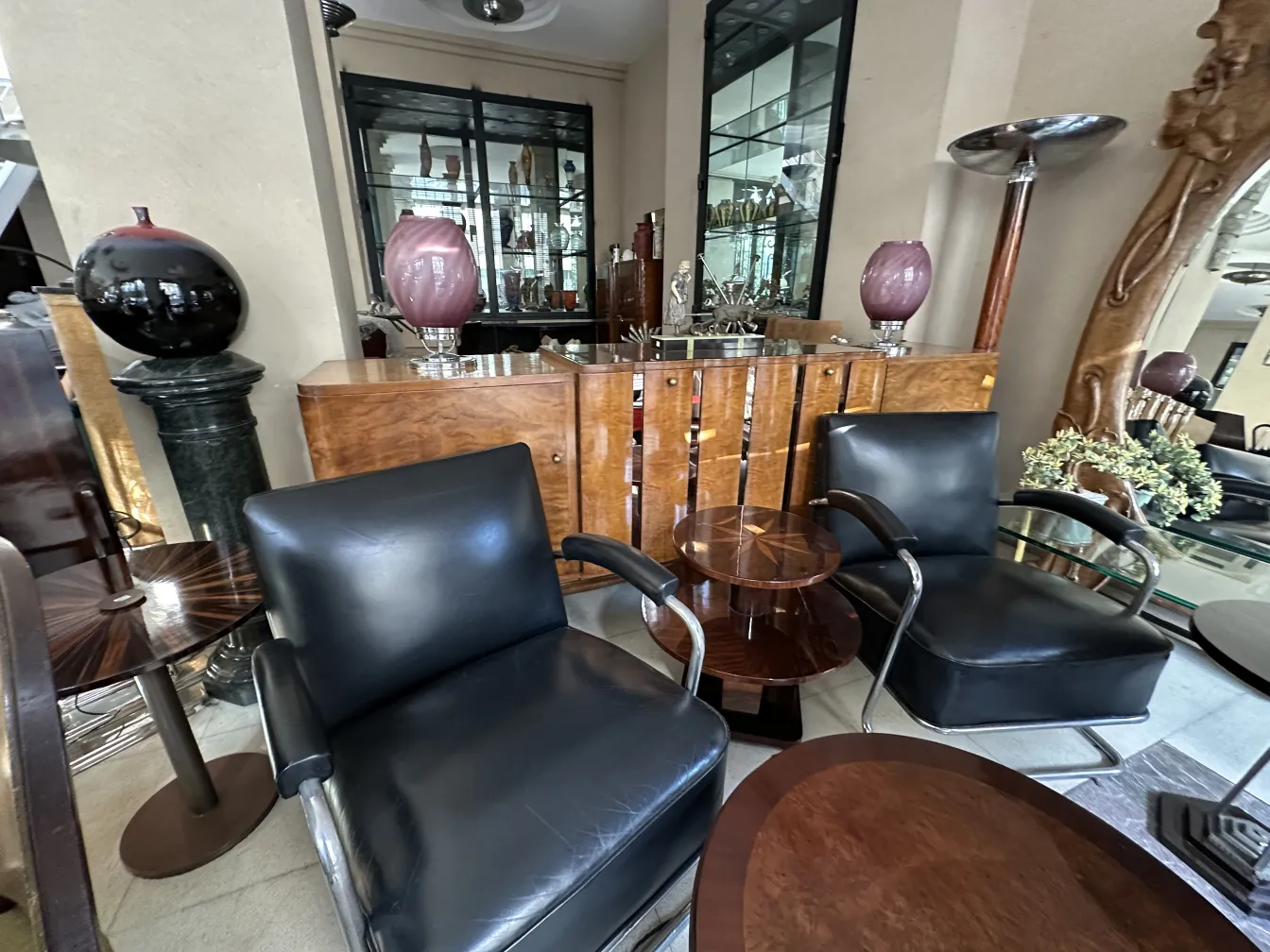 aparador antigo com vitrine de vidro em ambiente elegante