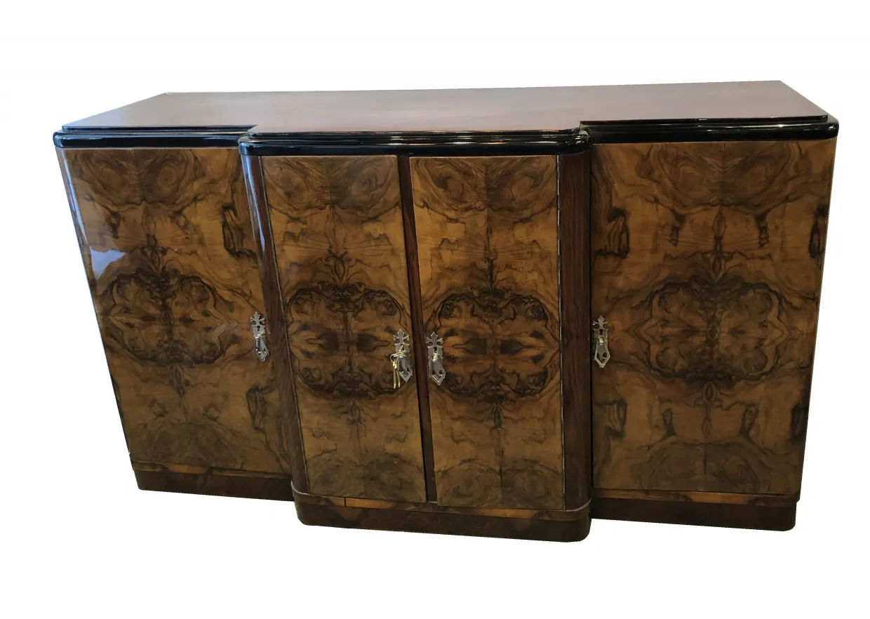 credenza antica con porte decorative e lucentezza