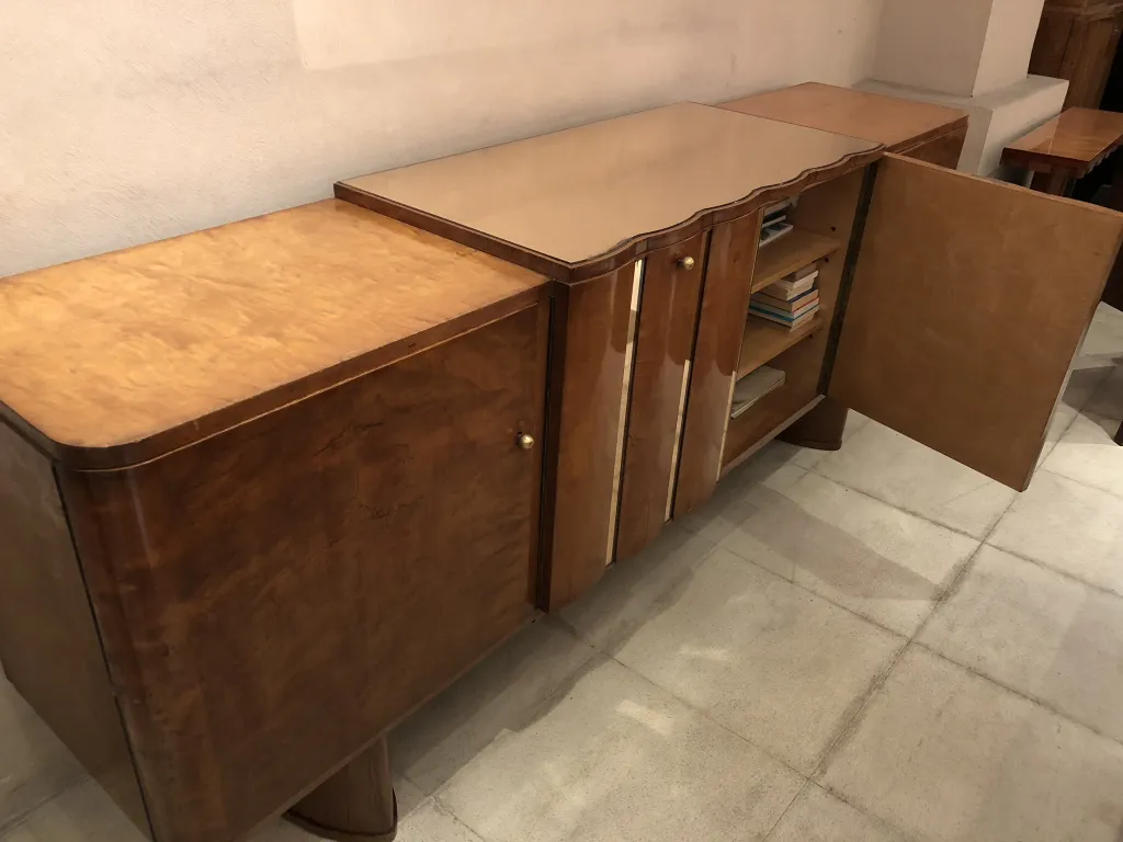 aparador antiguo de madera con puertas y estantes visibles en un entorno acogedor.