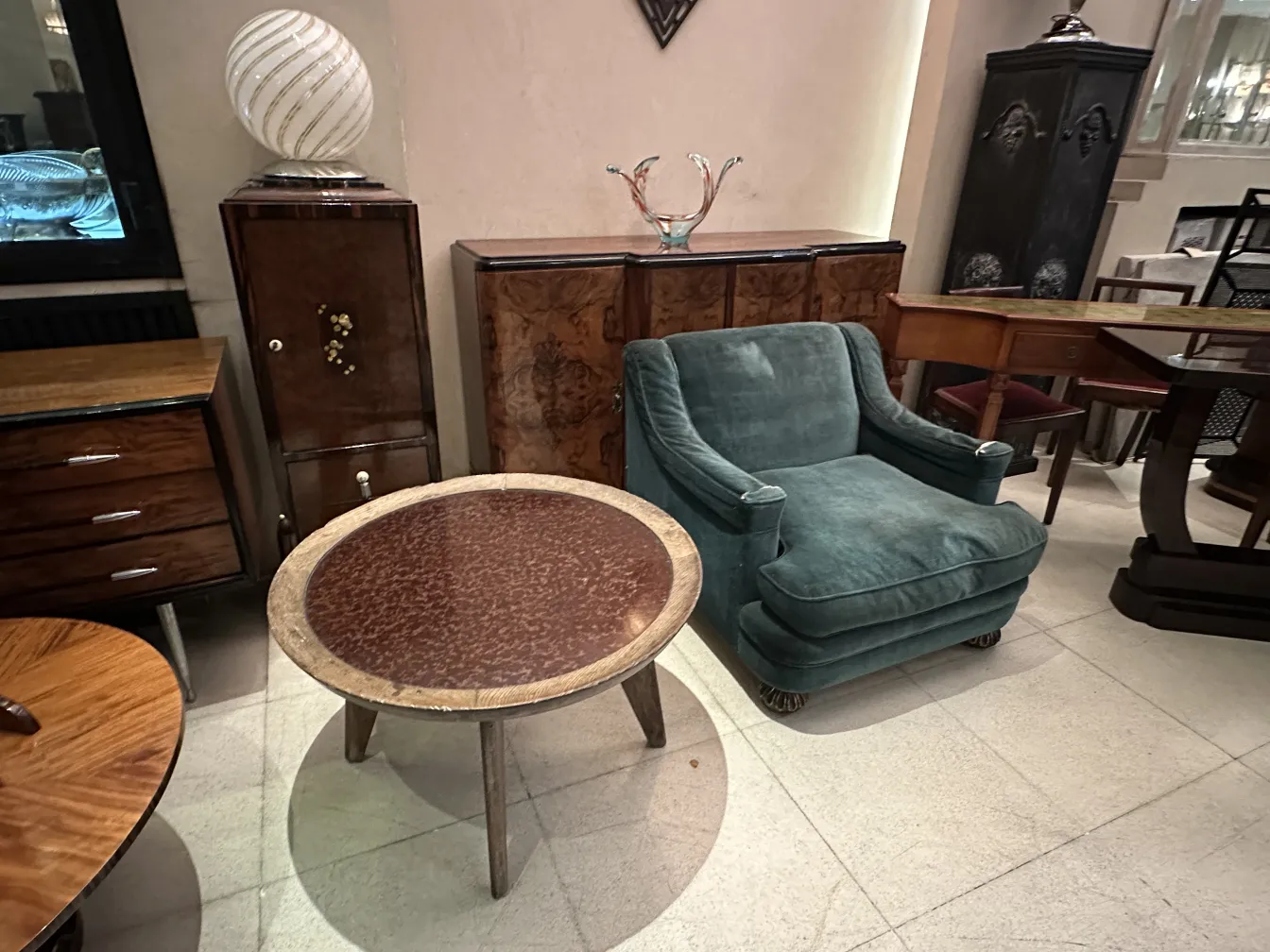 credenca antica in legno scuro con dettagli eleganti in un ambiente classico e accogliente.