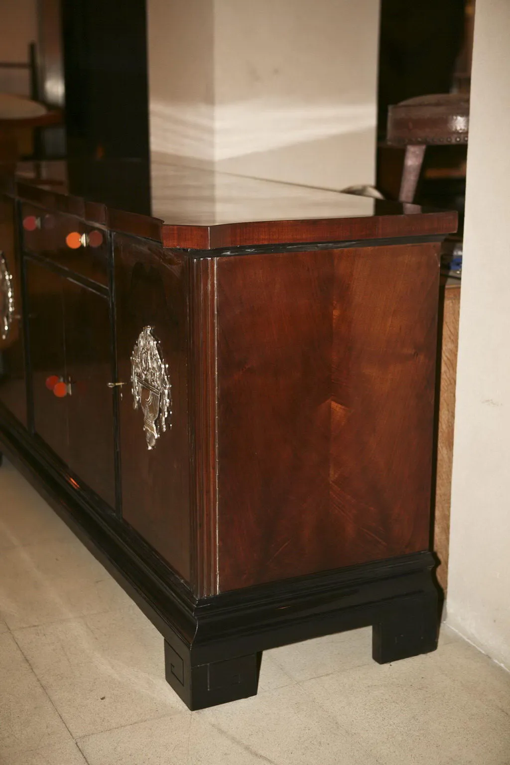 credenza antica con dettagli eleganti