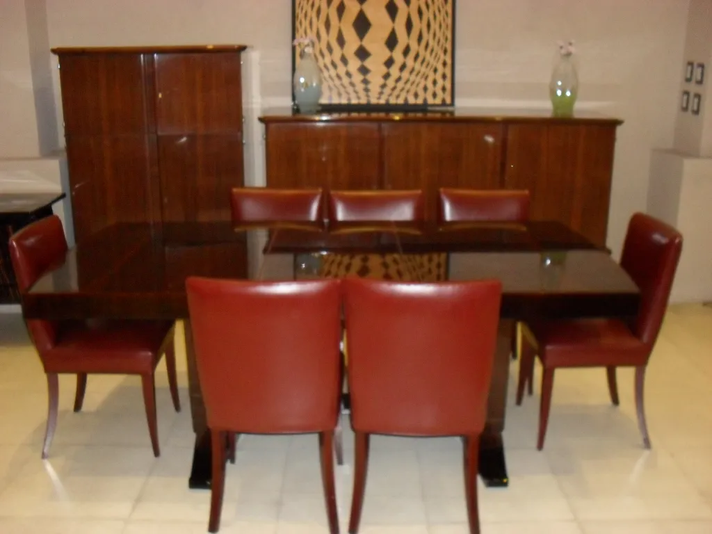 aparador antiguo de madera con diseño clásico, ambiente elegante