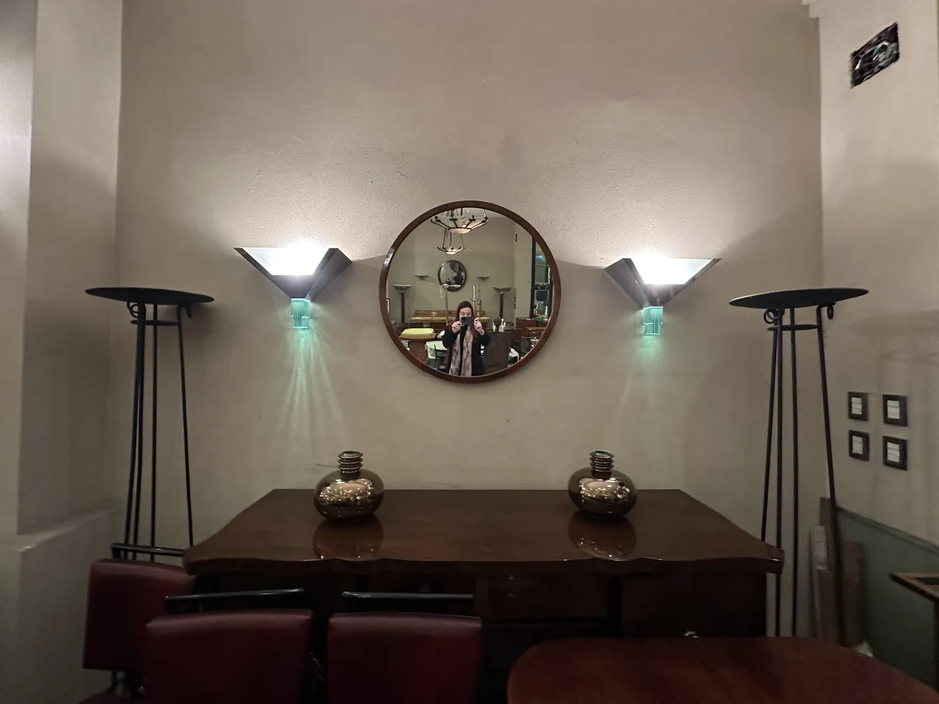 credenza antica con specchio e decorazione elegante, illuminazione soffusa