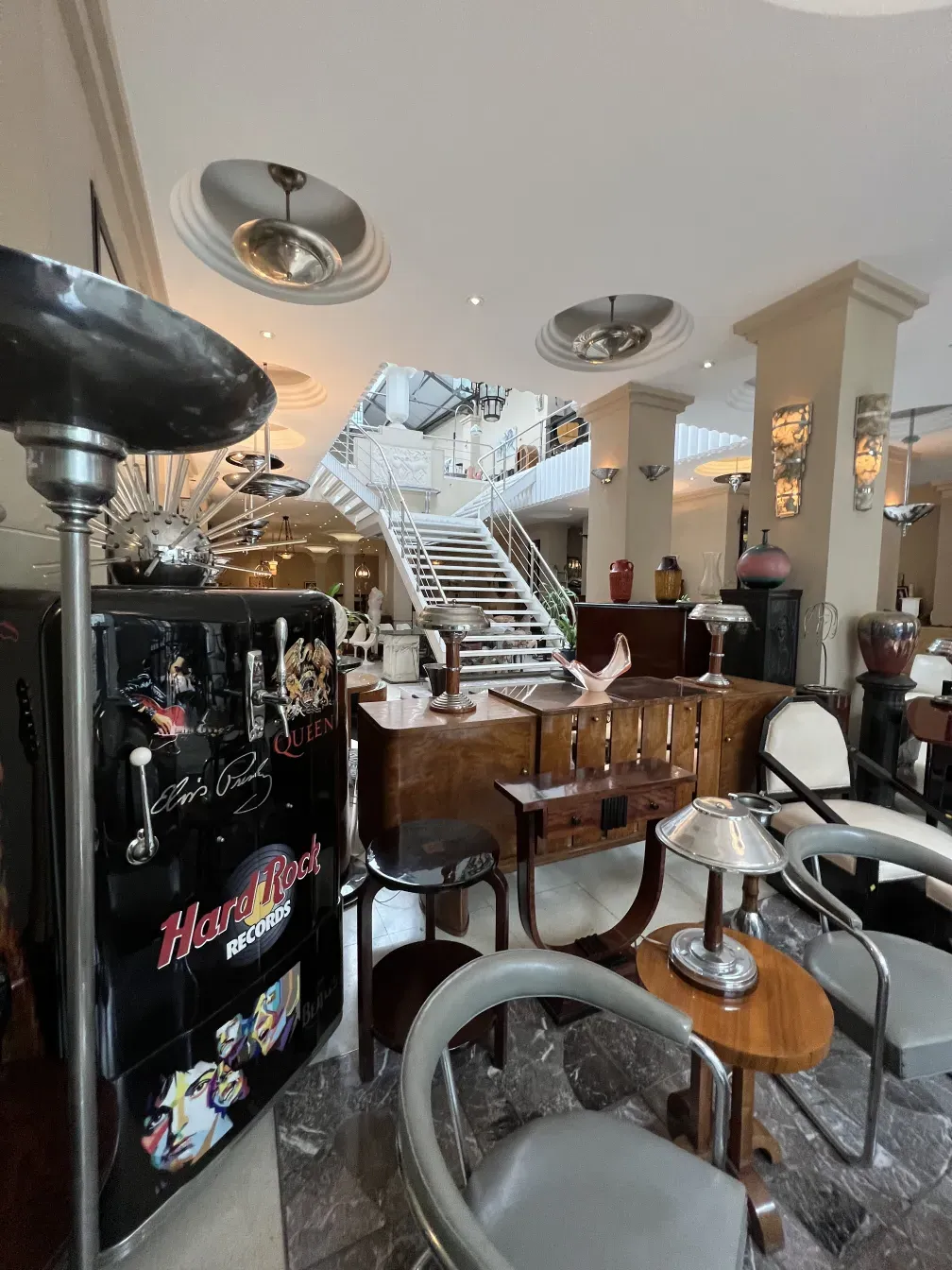 vaisselier ancien dans une ambiance élégante avec des sièges confortables