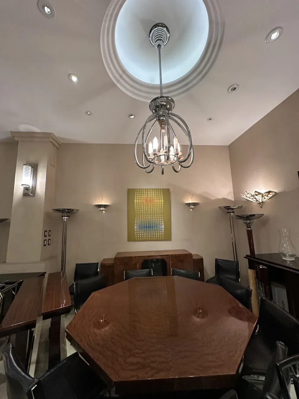 Aparador antiguo con forma elegante en un salón