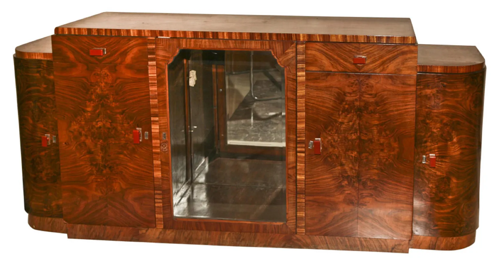 credenza antica con dettagli decorativi e porte in vetro, in un ambiente elegante