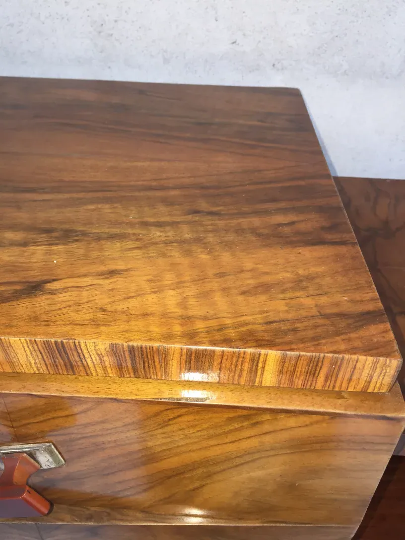 vaisselier ancien avec finition brillante et détails élégants