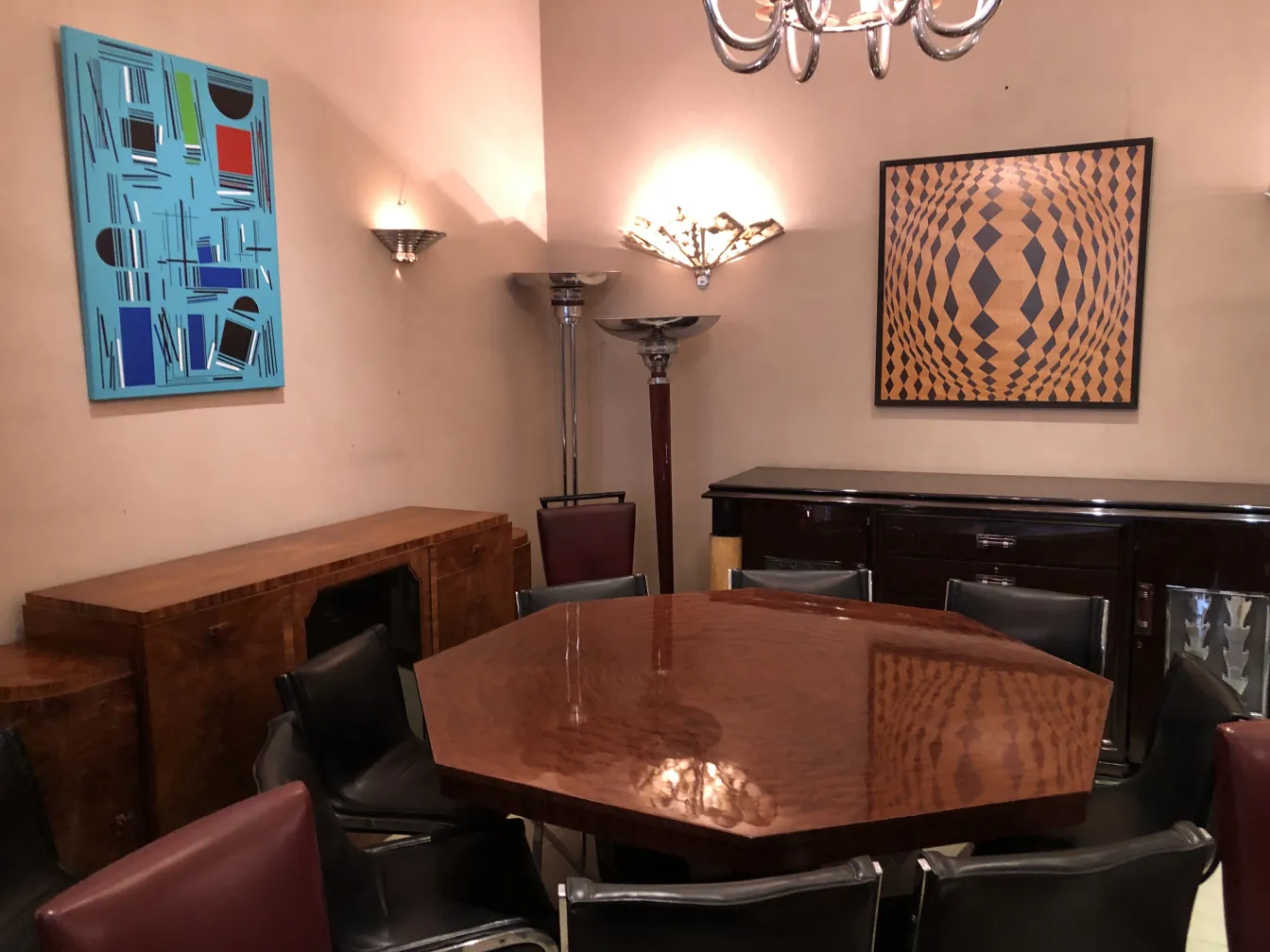 vaisselier antique avec finition brillante dans une salle à manger élégante.