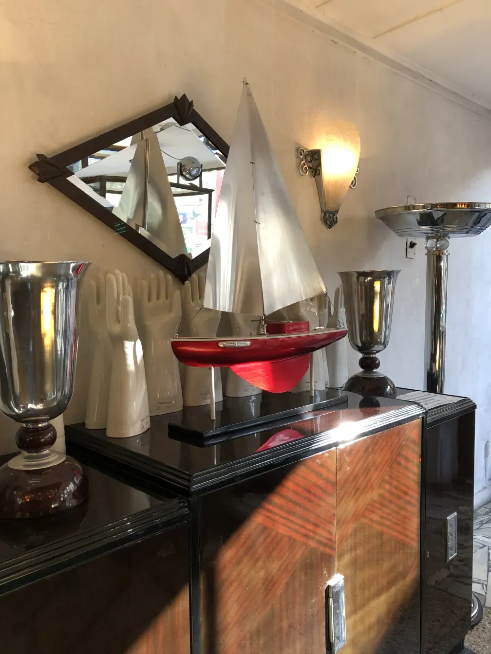 aparador antigo com decoração elegante e vários objetos