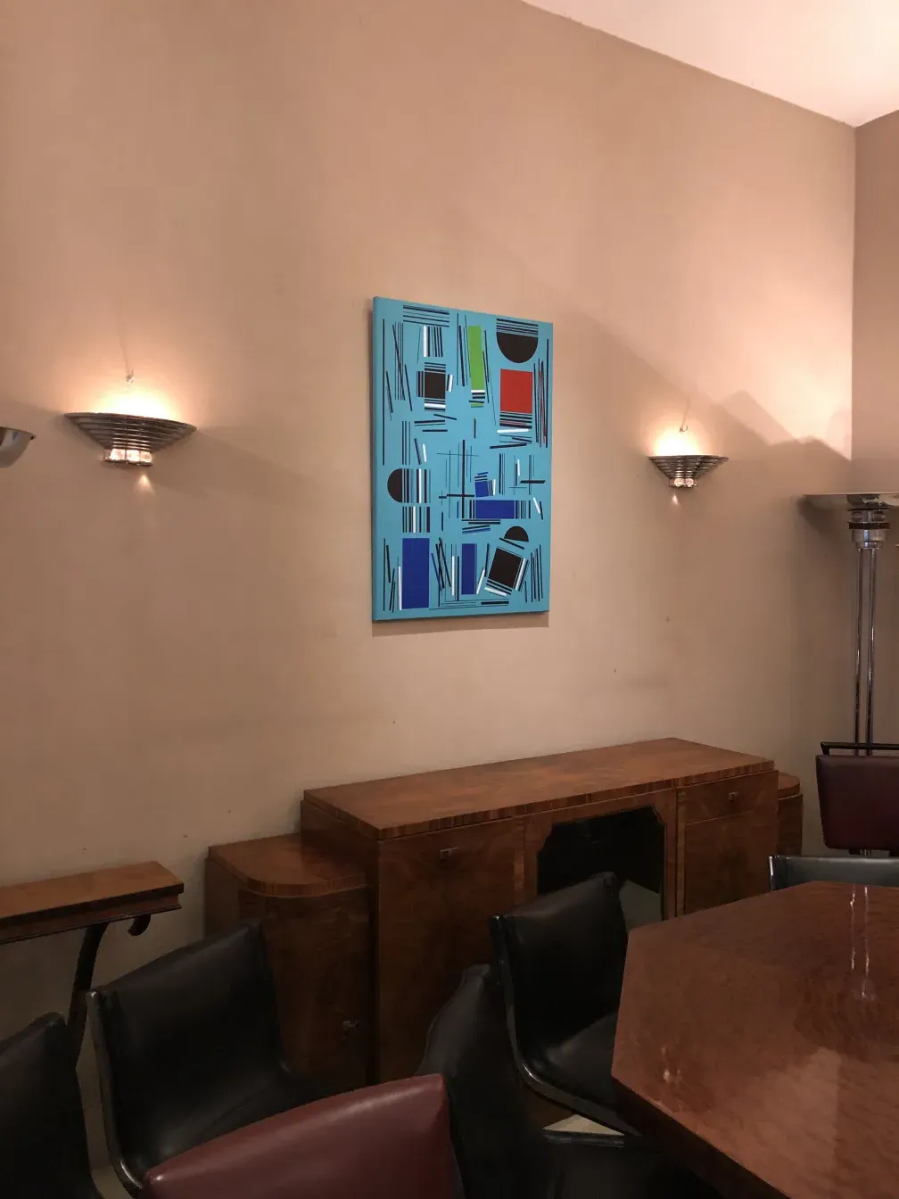 Vaisselier ancien élégant dans une pièce avec de l'art moderne