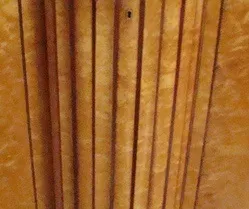 aparador antigo decorativo com detalhes estilizados