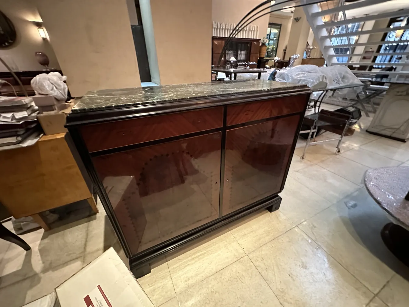 Elegante credenza antica in un ambiente antico.