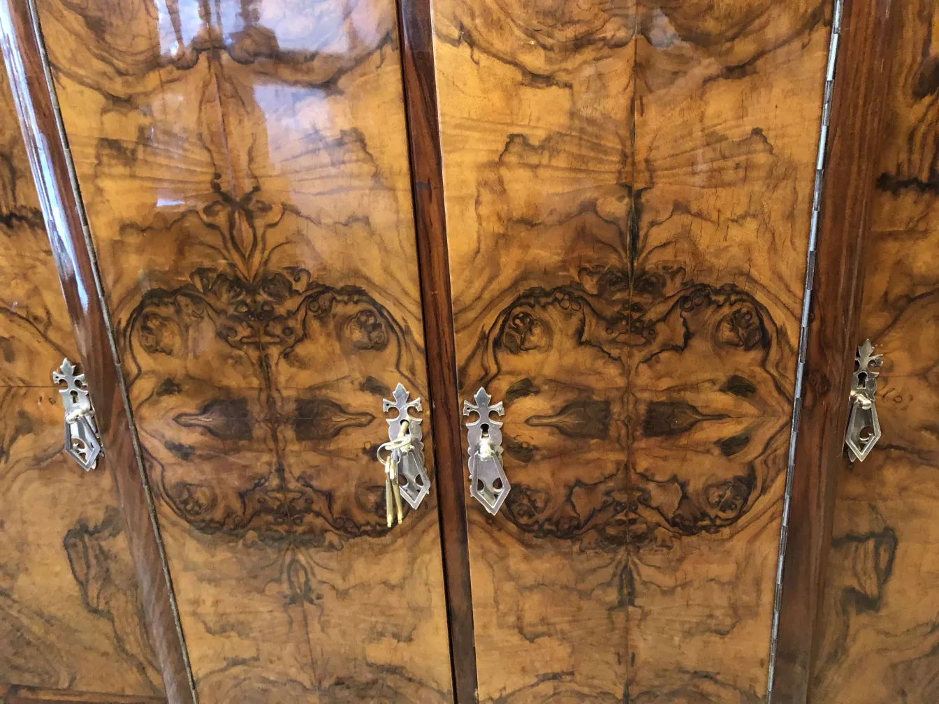 aparador antigo com design decorativo e fechadura dourada