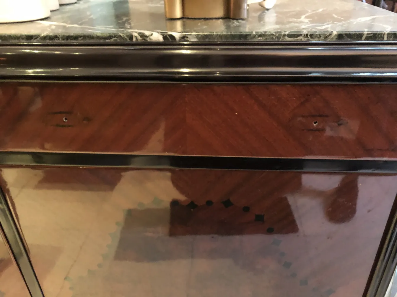 vaisselier ancien avec design classique et détails sombres