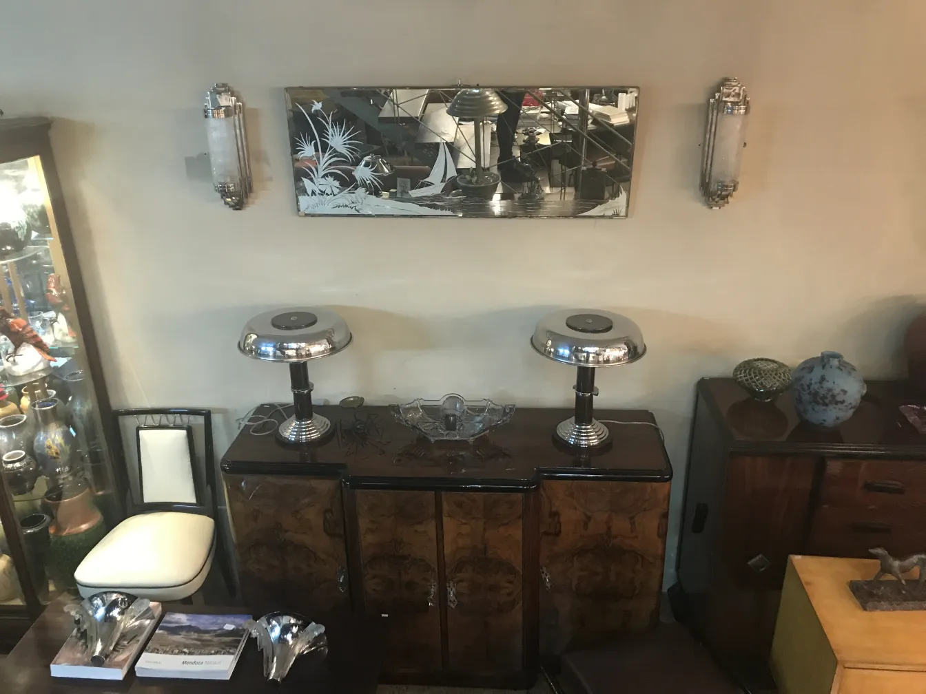 Aparador antigo com luzes em um ambiente elegante.