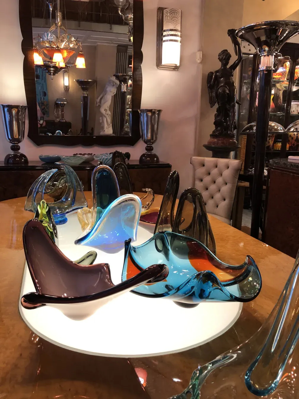 アンティークなサイドボードが装飾ガラスとともにエレガントな空間に設置されています