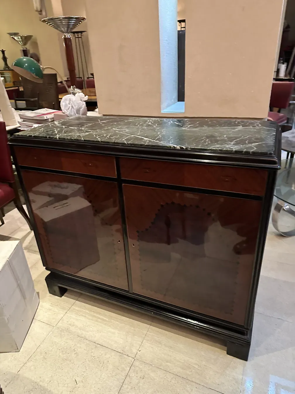 Credenza antica con finestra e vassoio in un ambiente elegante.