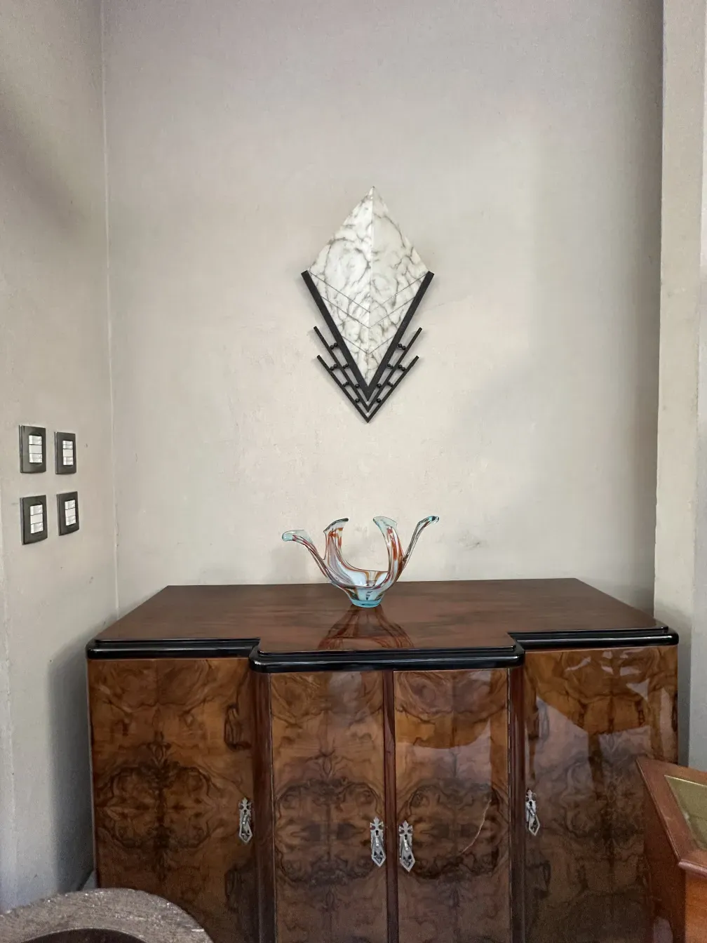 Credenza antica con finitura lucida e ornamenti eleganti