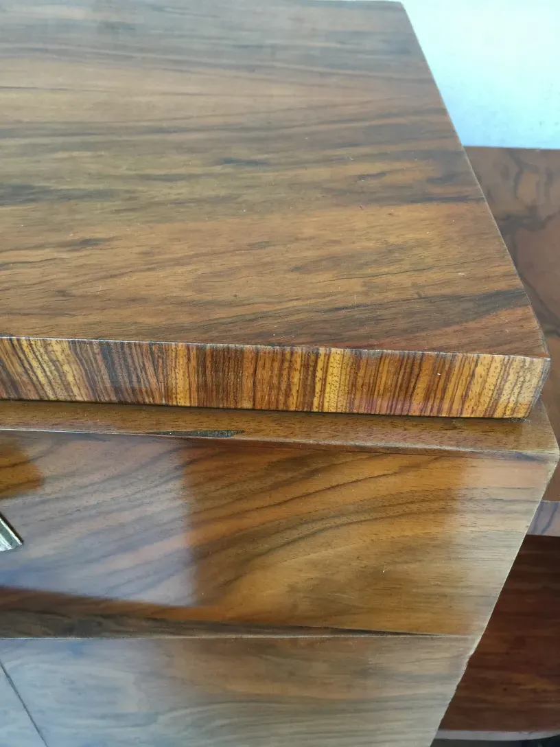 Aparador antigo com detalhes em madeira e design clássico