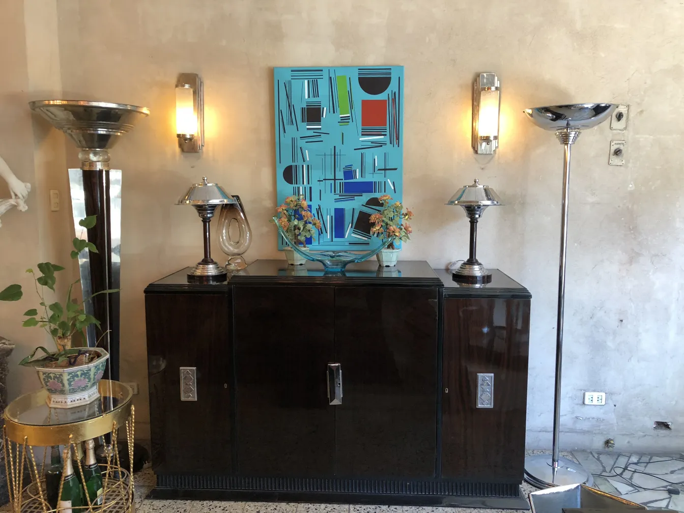 Credenza antica con finitura elegante e decorazione floreale.