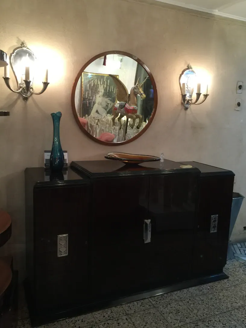 credenza antica con specchio rotondo